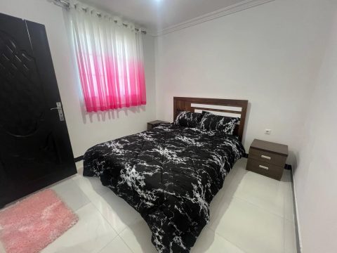 شبنم با فوتبال دستی