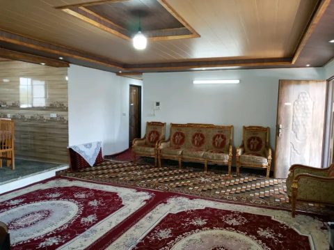 مبله آرام با چشم‌انداز جنگل